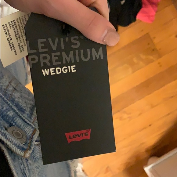 NWT LEVI’S WEDGIE JEAN - Picture 3 of 5